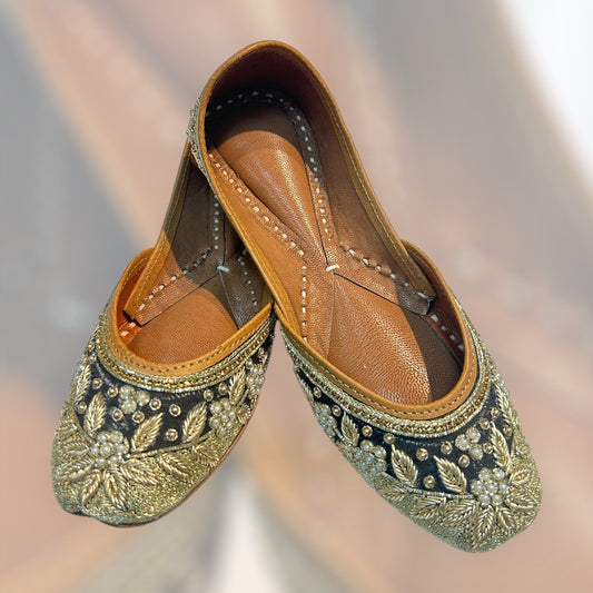 Punjabi Jutti - Black & Gold