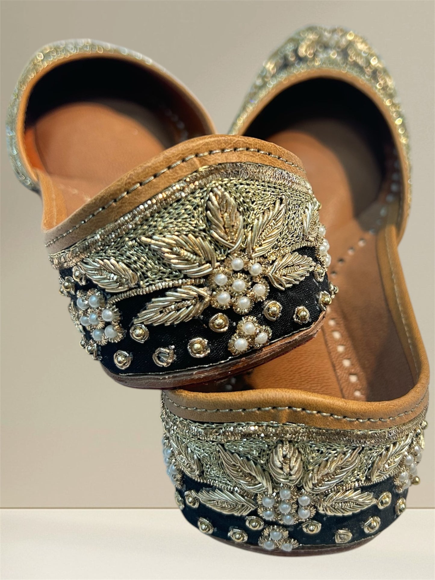 Punjabi Jutti - Black & Gold